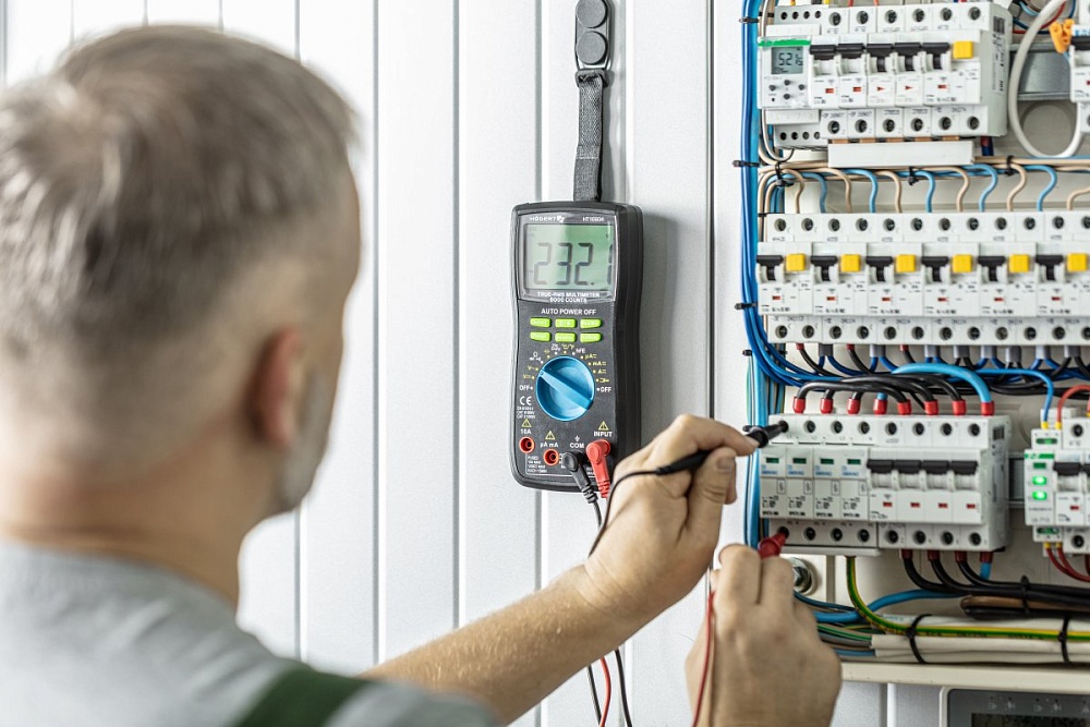 HOEGERT Цифровой мультиметр 0-600B c  магнитом